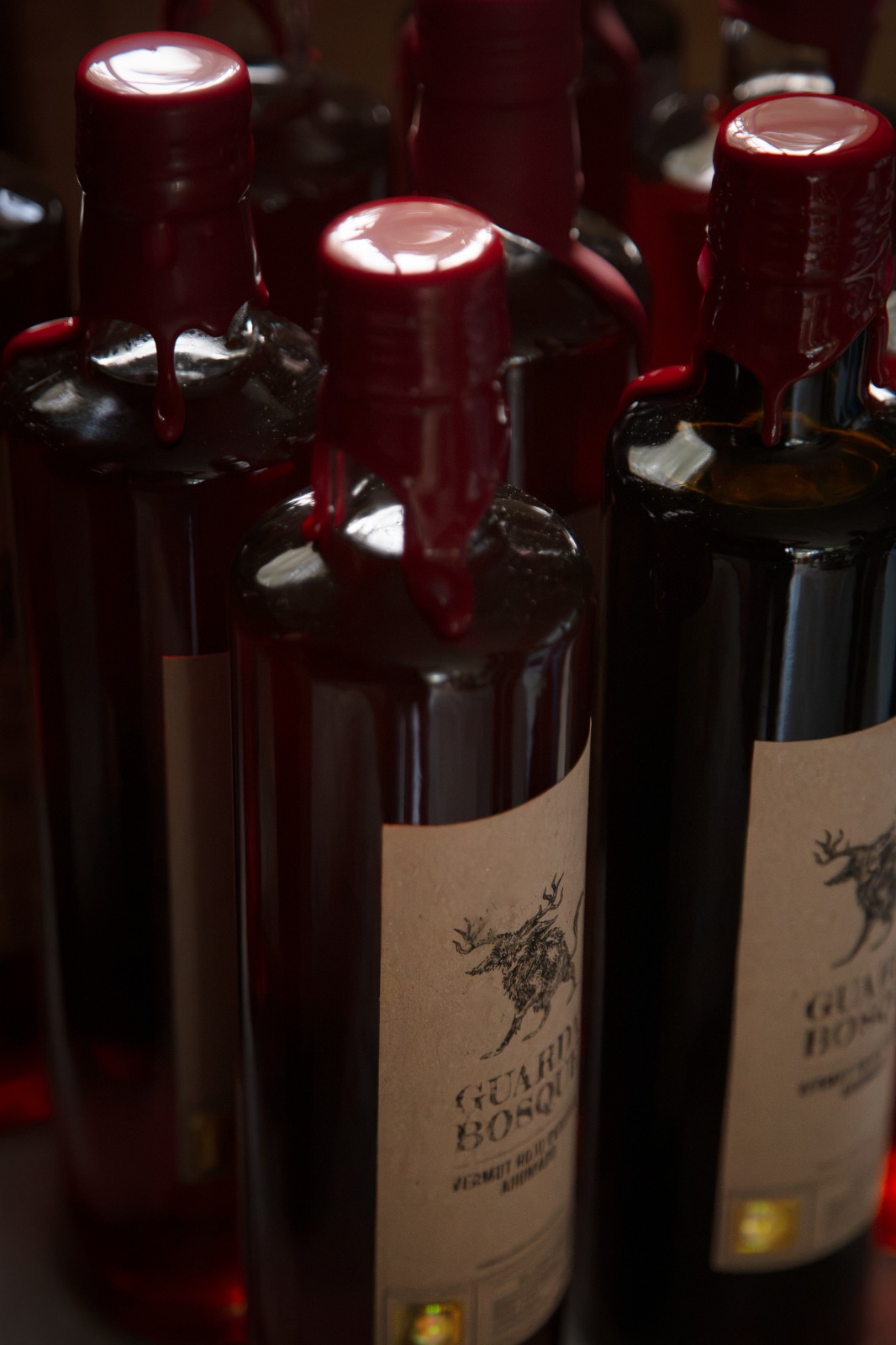 Botellas con el tapón lacrado en cera roja