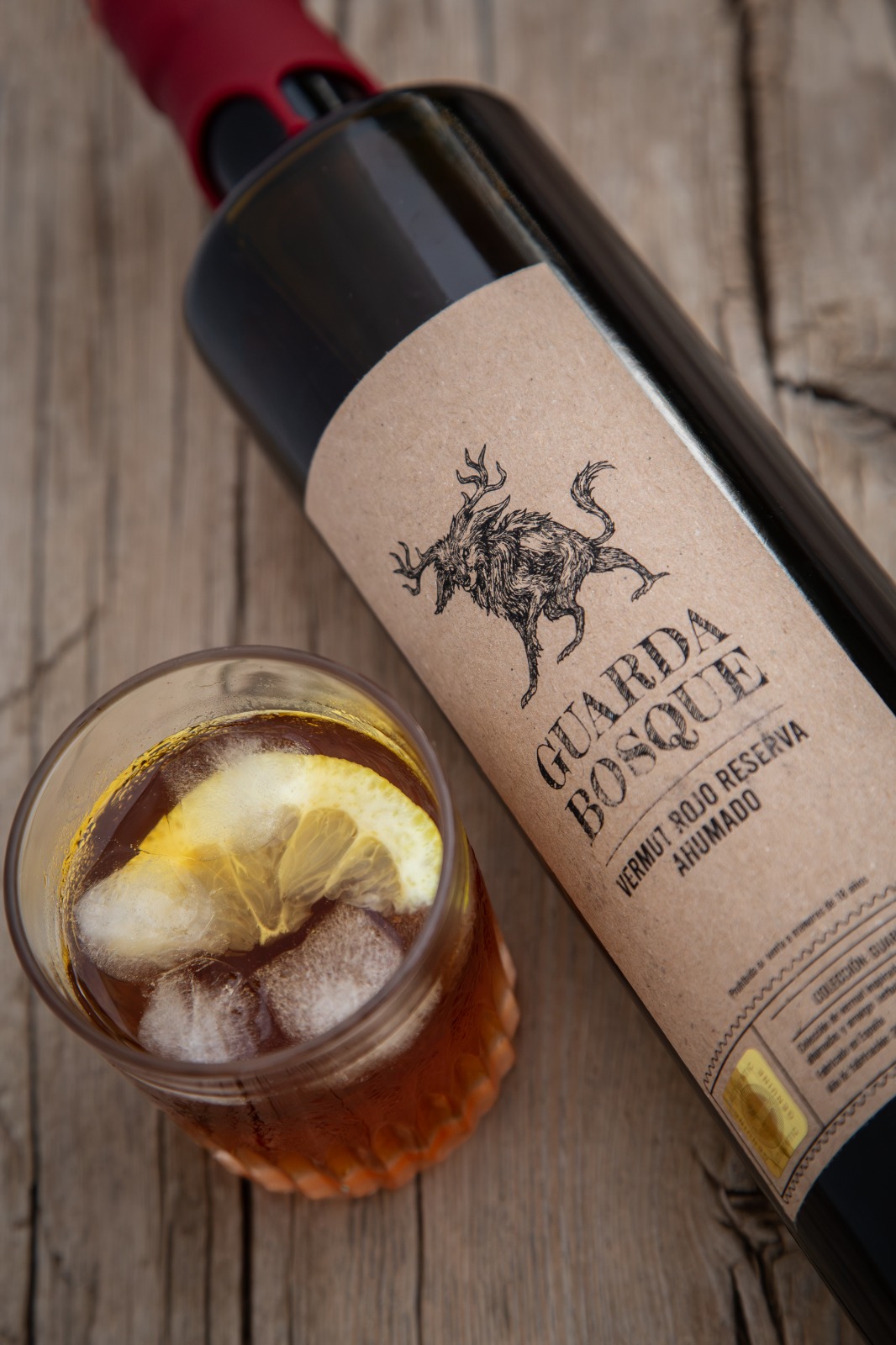 Botella de Guarda Bosque sobre madera